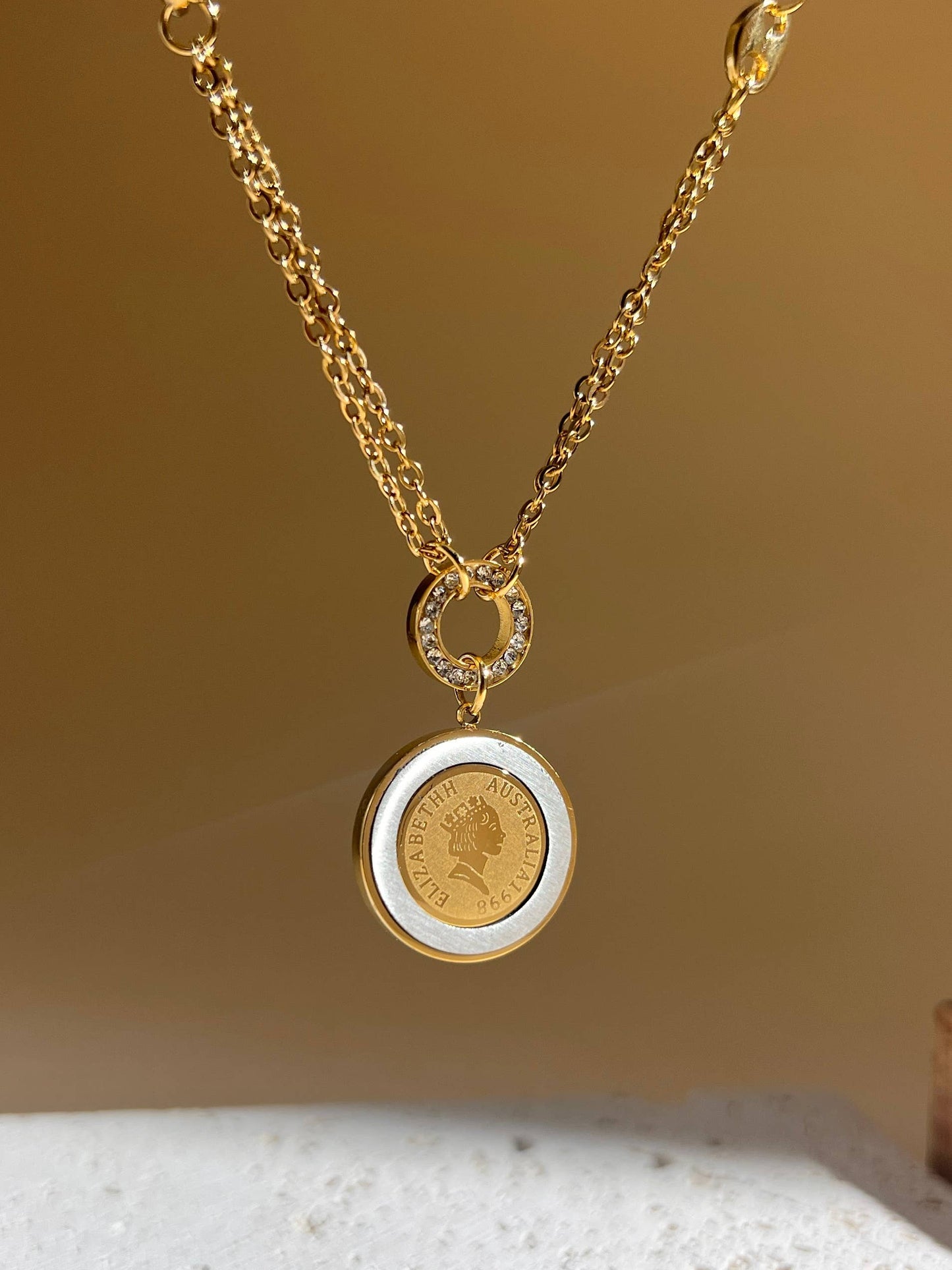 Round mother-of-pearl rhinestone pendant Necklace