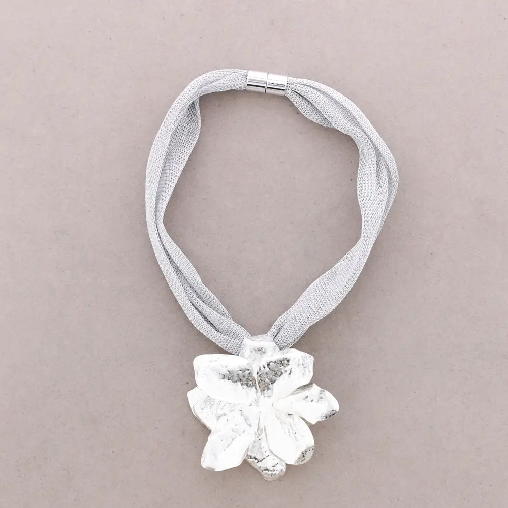 Choker Magnet Mesh Pendant Flower Metal-Dorado