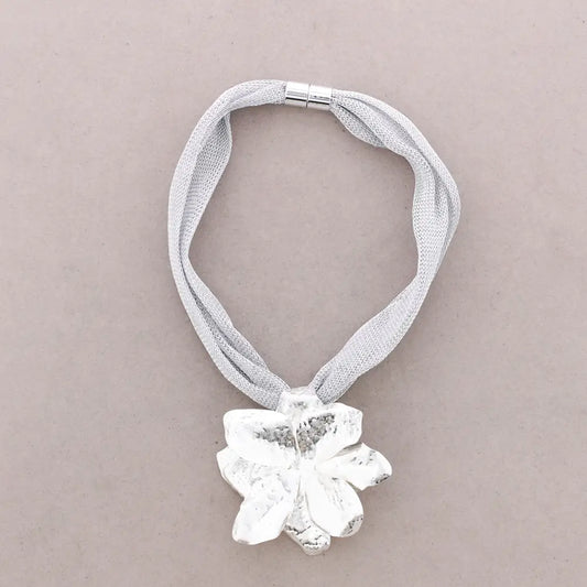 Choker Magnet Mesh Pendant Flower Metal-Dorado