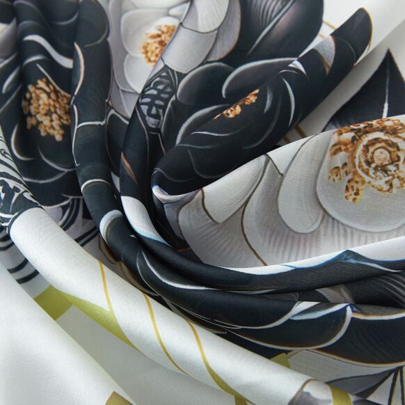 Small Black Roses Cl‚o silk square